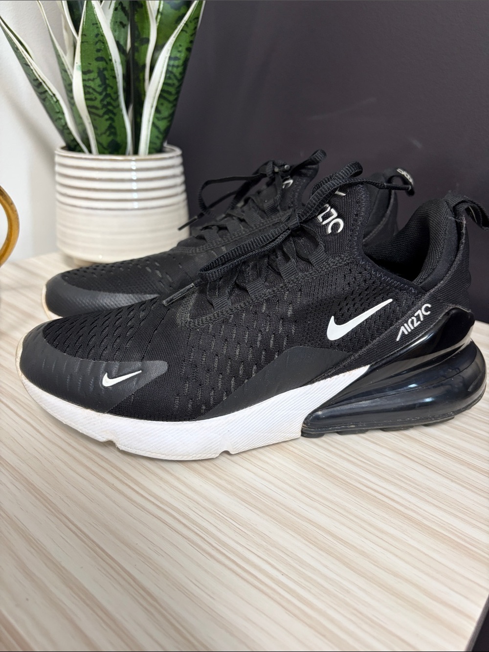 Nike Black White Women’s Air Max 270 Style Sneakers!! GUC 🖤